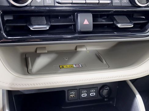 Used 2024 Toyota Highlander XLE AWD/4WD image 21