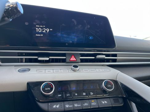 Used 2025 Hyundai Elantra Limited image 21