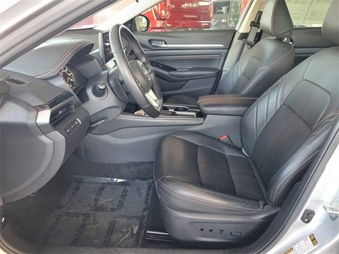 Used 2023 Nissan Altima 2.5 SR w/ SR Premium Package image 3