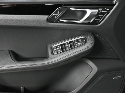 Certified 2025 Porsche Macan AWD image 6