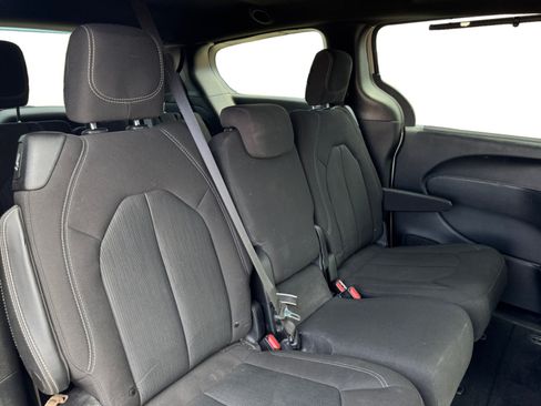 Used 2020 Chrysler Pacifica Touring w/ S Appearance Package FWD image 18