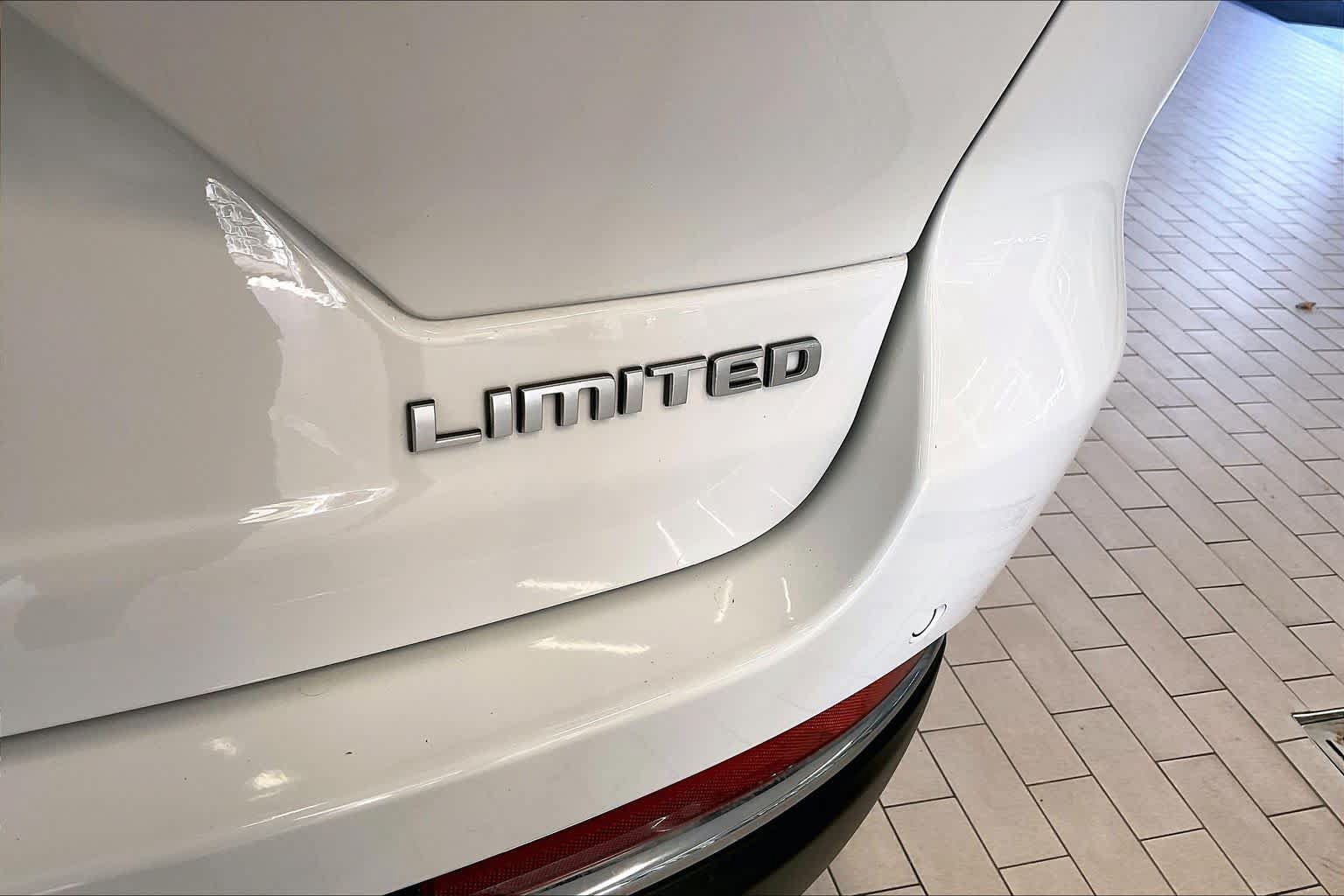 Used 2025 Jeep Grand Cherokee Limited AWD/4WD image 9