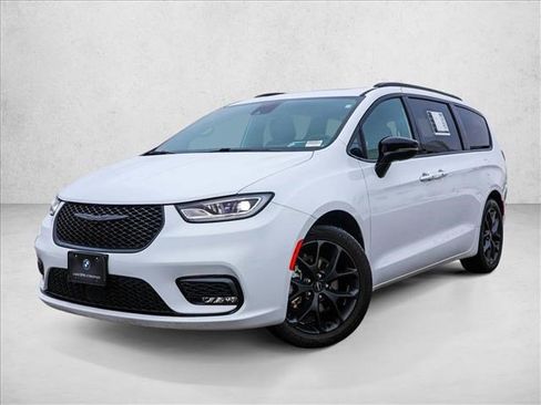 Used 2025 Chrysler Pacifica Limited image 1