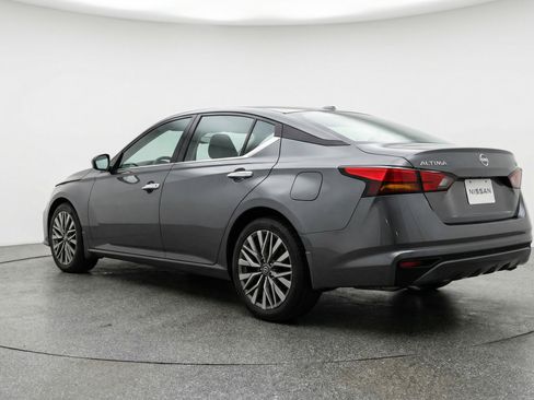 Used 2025 Nissan Altima 2.5 SV FWD image 6