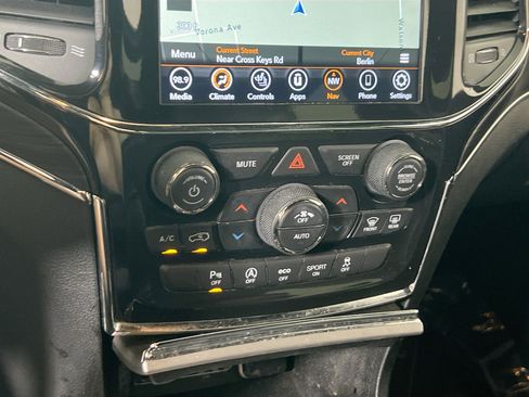 Used 2022 Jeep Grand Cherokee Limited image 15