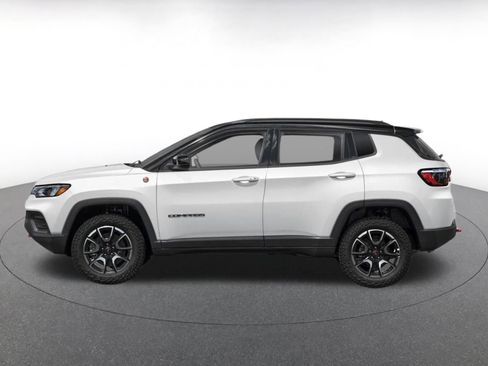 Used 2025 Jeep Compass Trailhawk AWD/4WD image 3