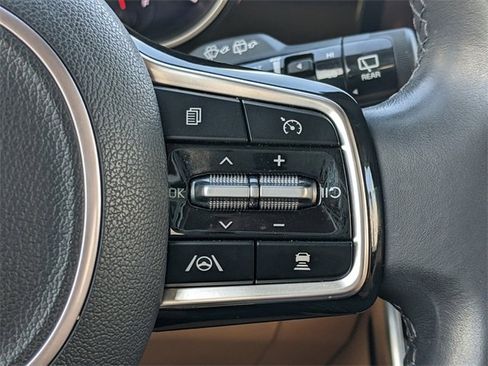 Used 2024 Kia Carnival EX image 22