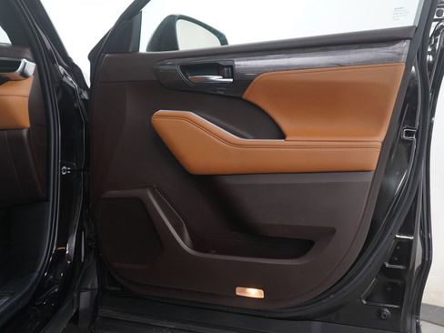 Used 2022 Toyota Highlander Platinum image 12