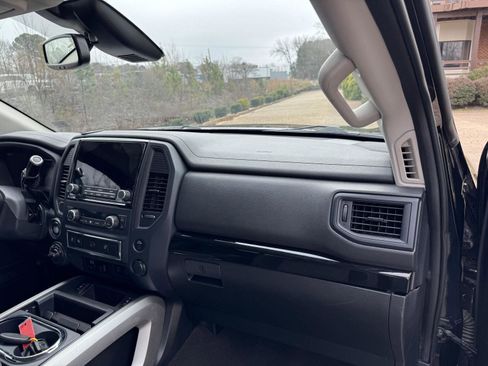 Used 2022 Nissan Titan SV w/ SV Convenience Package image 9