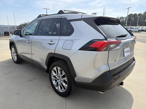 Used 2021 Toyota RAV4 XLE Premium image 8