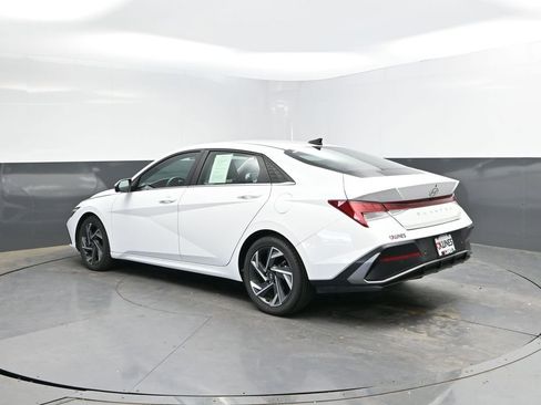 Used 2024 Hyundai Elantra Limited FWD image 7