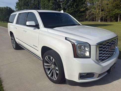 Used 2020 GMC Yukon XL Denali w/ Denali Ultimate Package image 3