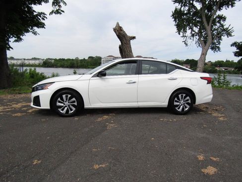 Used 2024 Nissan Altima 2.5 S FWD image 3