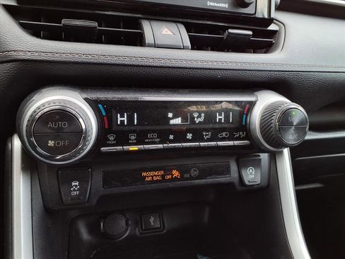 Used 2020 Toyota RAV4 XLE image 13