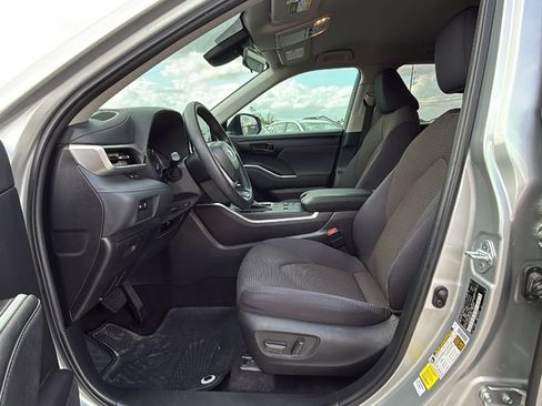 Used 2023 Toyota Highlander L image 10