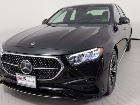 Used 2025 Mercedes-Benz E 350 4MATIC Sedan image 5