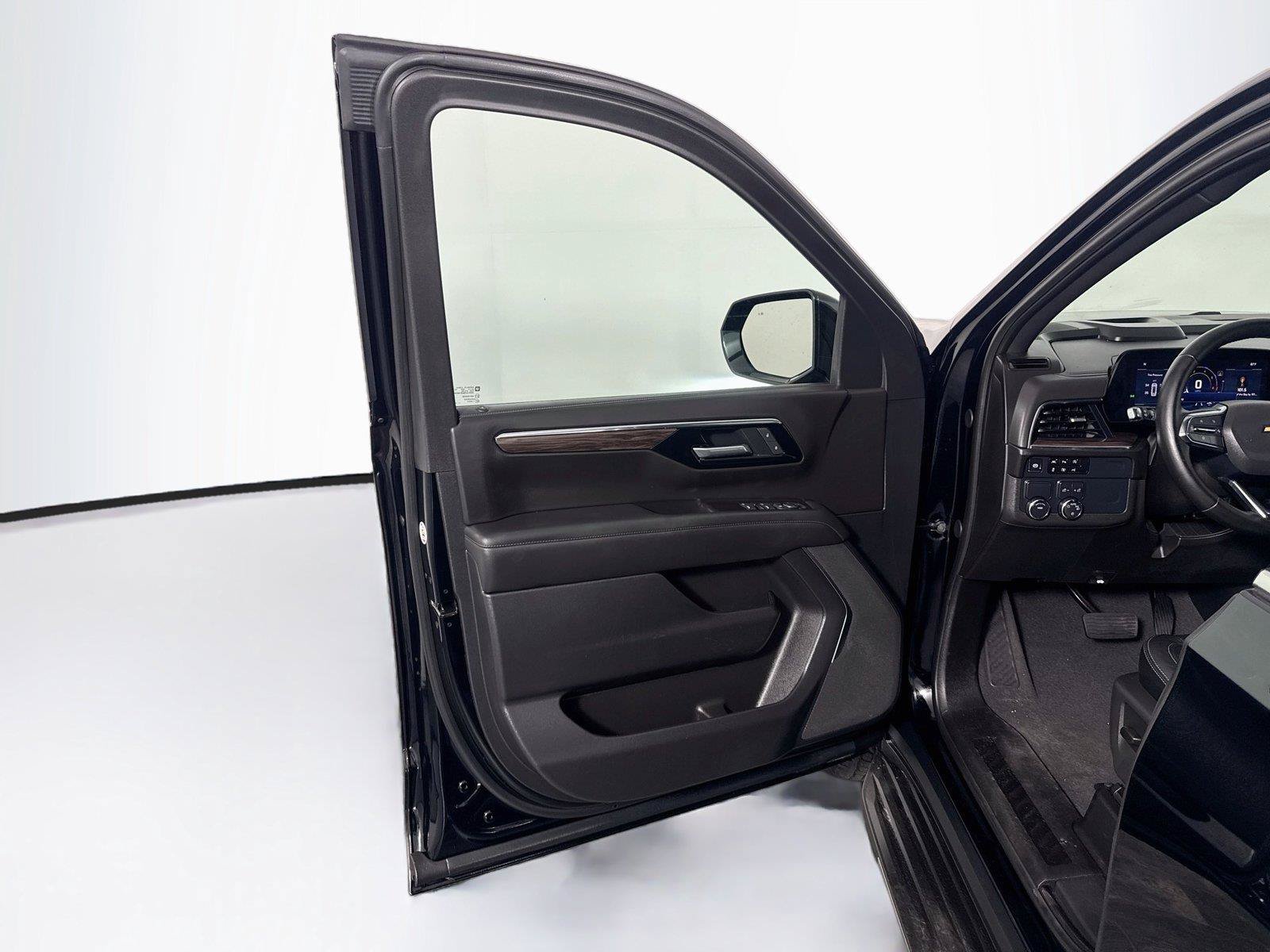 Used 2025 Chevrolet Suburban LS RWD image 7