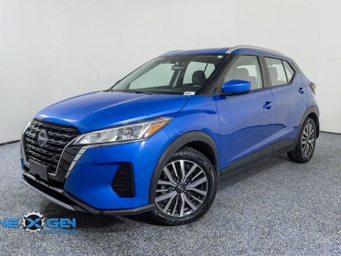 Used 2022 Nissan Kicks SV image 3
