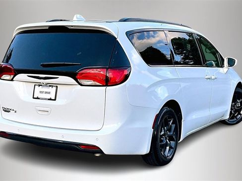 Used 2020 Chrysler Pacifica Touring-L w/ S Appearance Package image 6