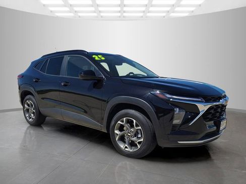 Used 2025 Chevrolet Trax LT w/ LT Convenience Package FWD image 2