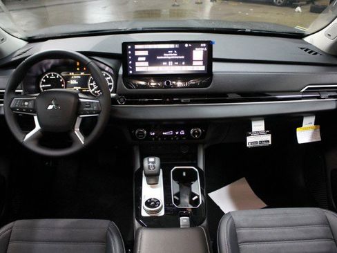 New 2025 Mitsubishi Outlander SE image 20