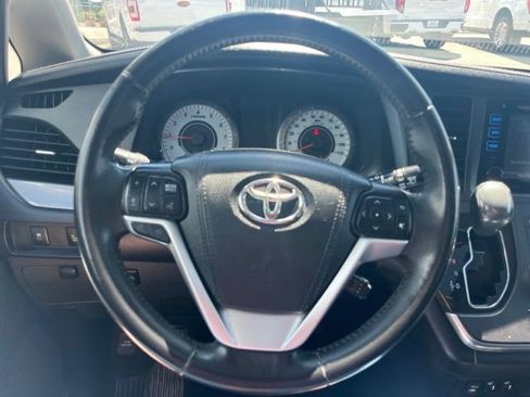 Used 2017 Toyota Sienna SE Premium FWD image 36