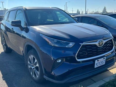 Certified 2022 Toyota Highlander XLE image 3