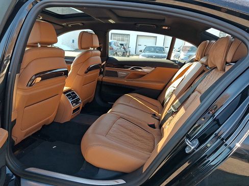 Used 2022 BMW 750i xDrive w/ Luxury Rear Seating Package AWD/4WD image 10