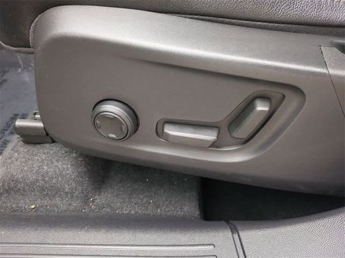 Used 2023 Volvo XC40 B5 Core w/ Convenience Package image 9