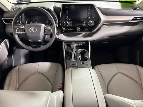 Used 2020 Toyota Highlander XLE AWD/4WD image 24