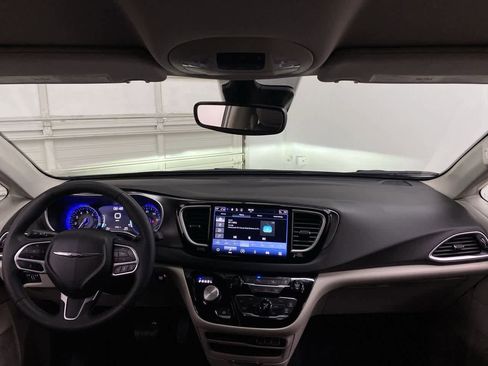 Used 2024 Chrysler Pacifica Touring-L image 12