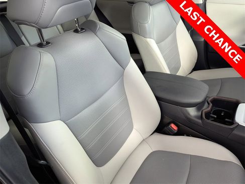 Used 2022 Toyota RAV4 Limited image 32