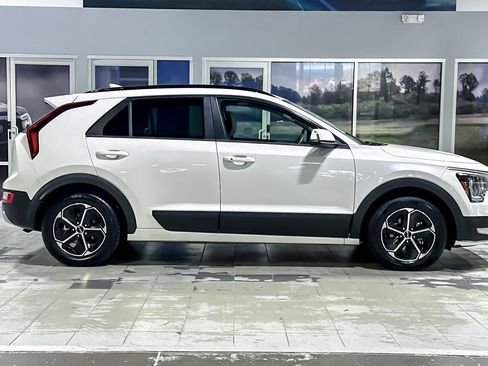 Used 2023 Kia Niro EX image 7