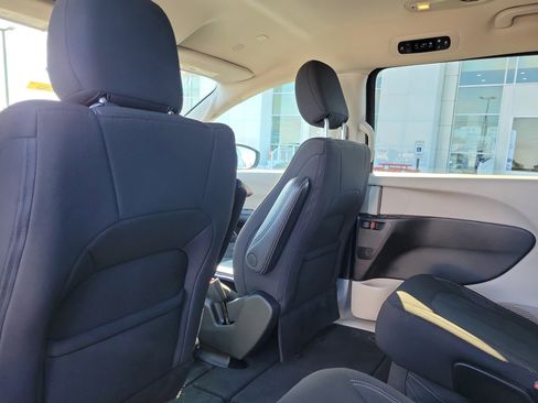 Used 2024 Chrysler Voyager LX image 13