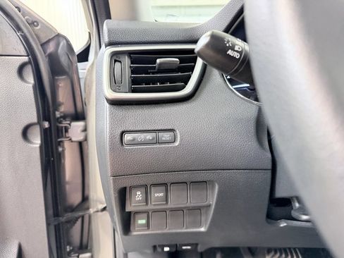 Used 2016 Nissan Rogue SV FWD image 34