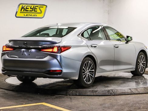 Used 2024 Lexus ES 300h w/ Premium Package FWD image 3