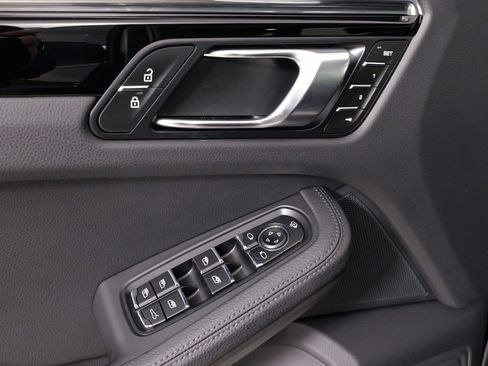 Used 2025 Porsche Macan image 27