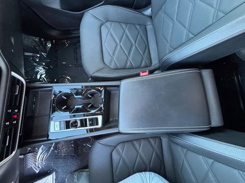 Used 2024 Volkswagen Atlas SE image 12