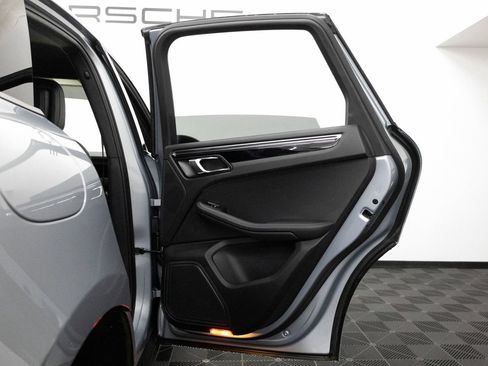 Certified 2025 Porsche Macan AWD/4WD image 29