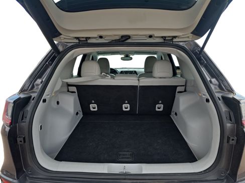 Used 2019 Jeep Cherokee Limited FWD image 19