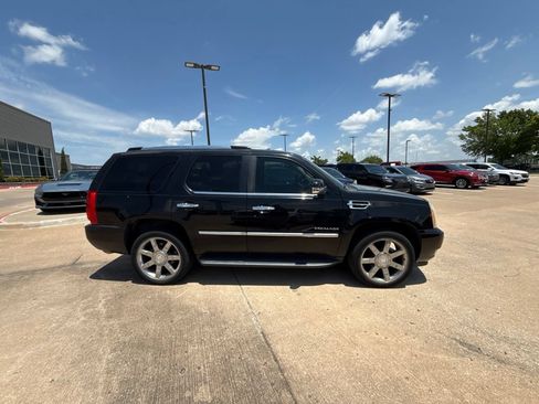 Used 2010 Cadillac Escalade AWD image 3