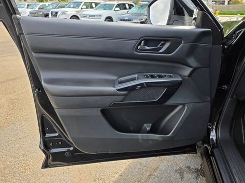 Used 2025 Nissan Pathfinder SV FWD image 23