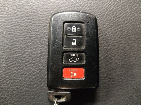 Used 2019 Toyota Highlander XLE AWD/4WD image 32