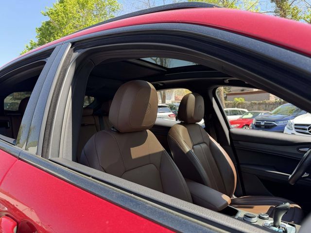 Used 2023 Alfa Romeo Stelvio Ti AWD/4WD image 8
