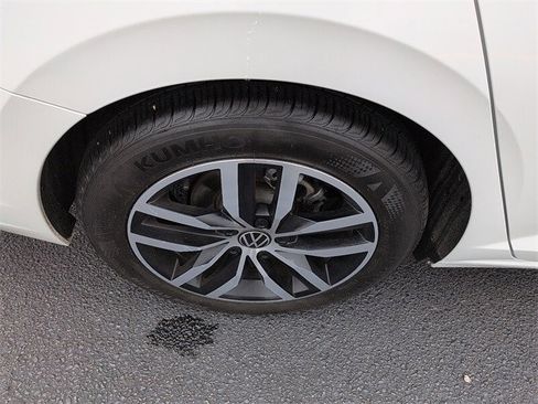 Used 2025 Volkswagen Jetta SE w/ Sunroof Package image 9