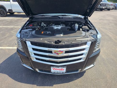 Certified 2020 Cadillac Escalade Premium Luxury AWD/4WD image 32