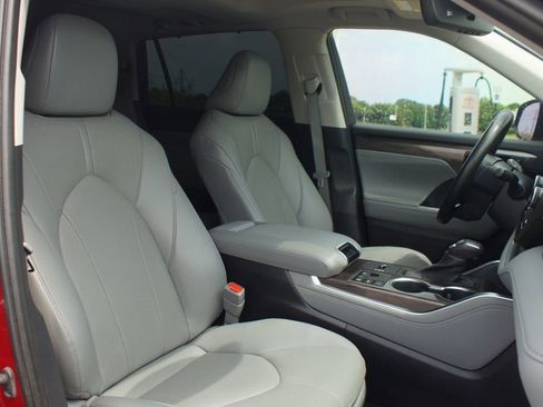 Used 2023 Toyota Highlander Limited FWD image 23