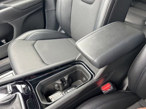 New 2025 Jeep Compass Latitude w/ Sun & Sound Group image 30