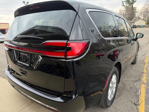 Used 2024 Chrysler Pacifica Touring-L image 3