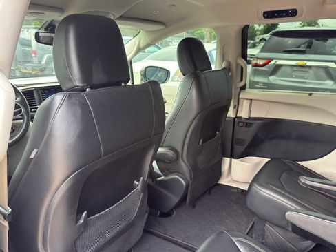 Used 2018 Chrysler Pacifica Touring-L FWD image 26